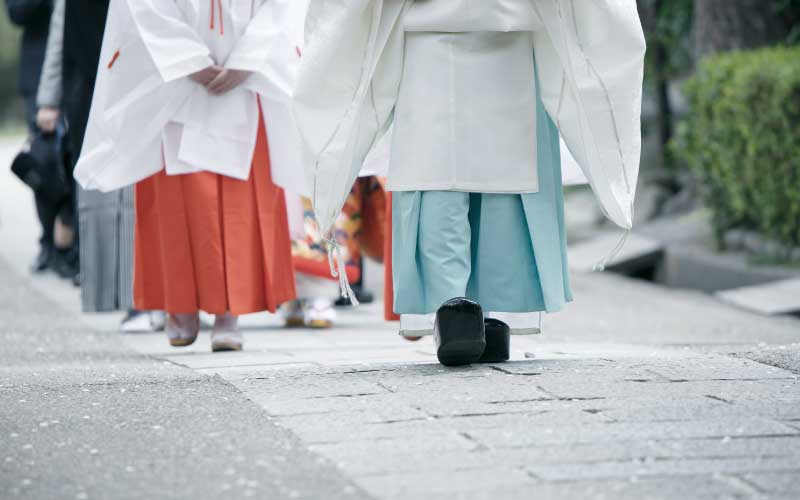 How many different colors are traditional hakama?