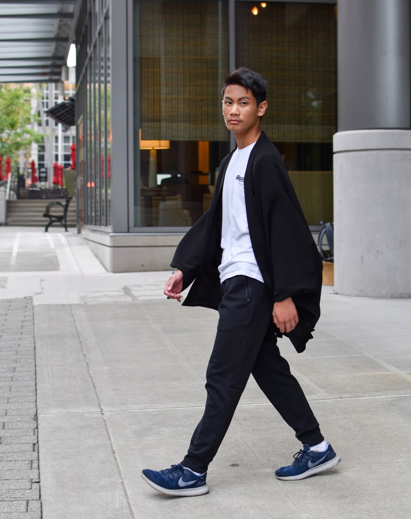 Tシャツ、細身のパンツ、スニーカーにSamurai Mode Jacketを合わせた着こなし