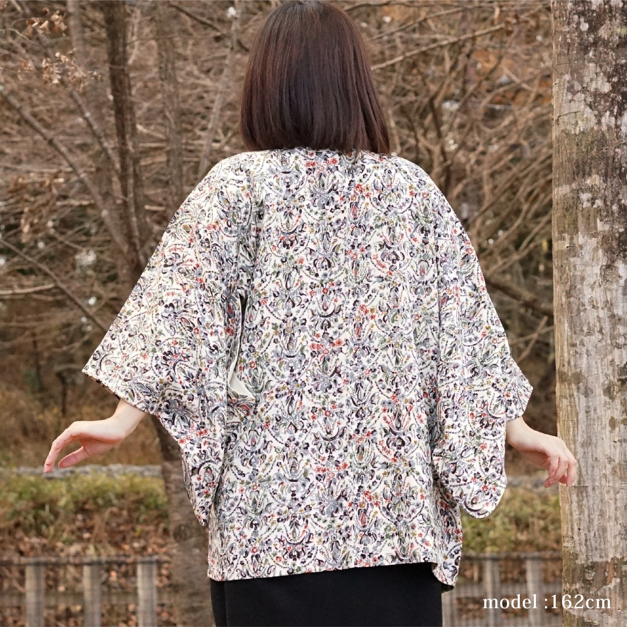 Flower and modern pattern white haori - KUDEN by TAKAHIRO SATO