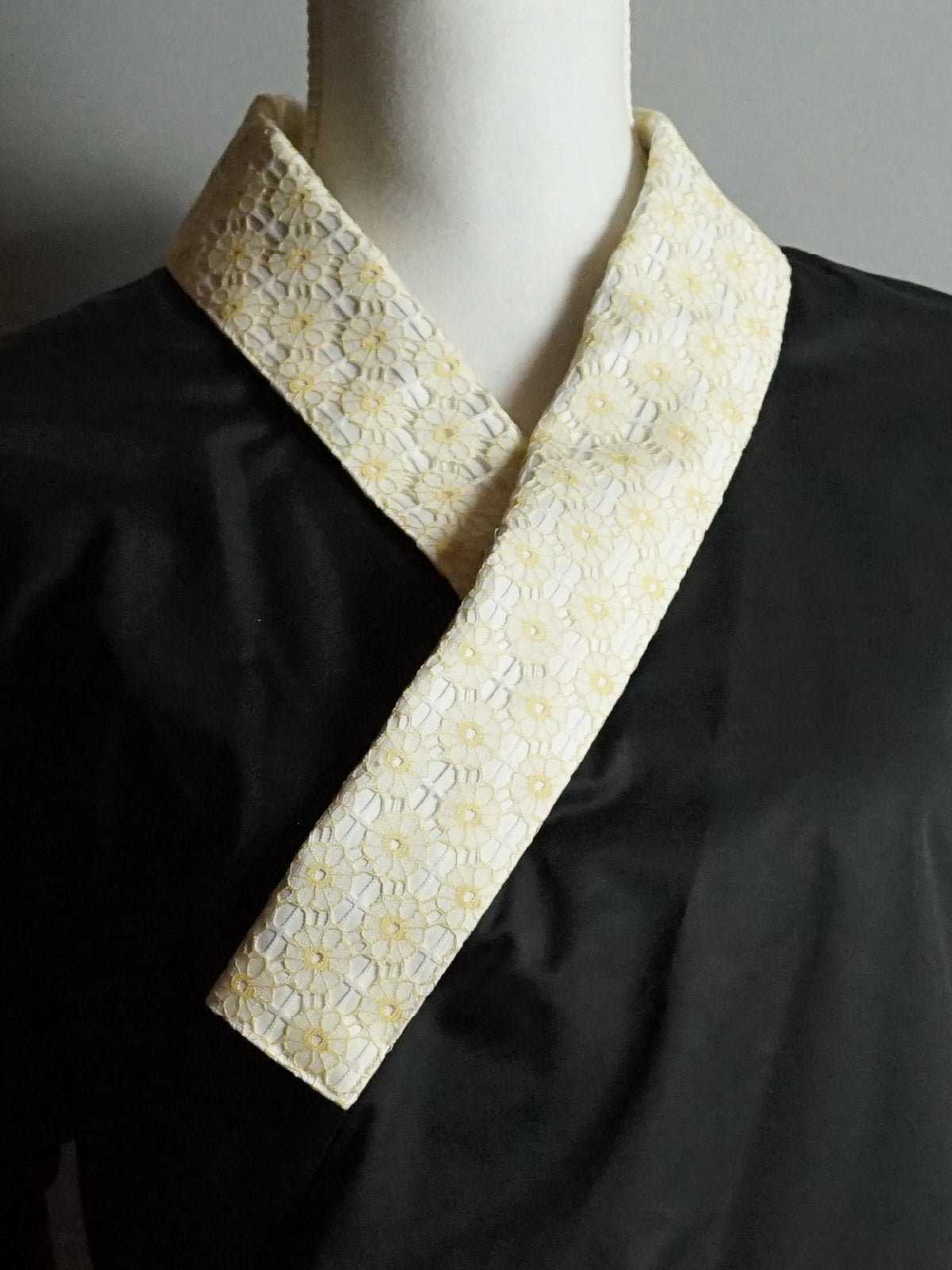 Attachable Lace collar Gerbera White base for Juban Shirt - KUDEN by TAKAHIRO SATO